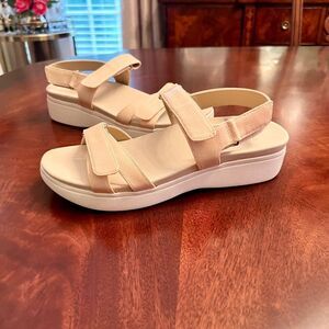 EUC Women's Vionic Nuala Cream Textured Sandals Shoes US Size 10 Worn Once